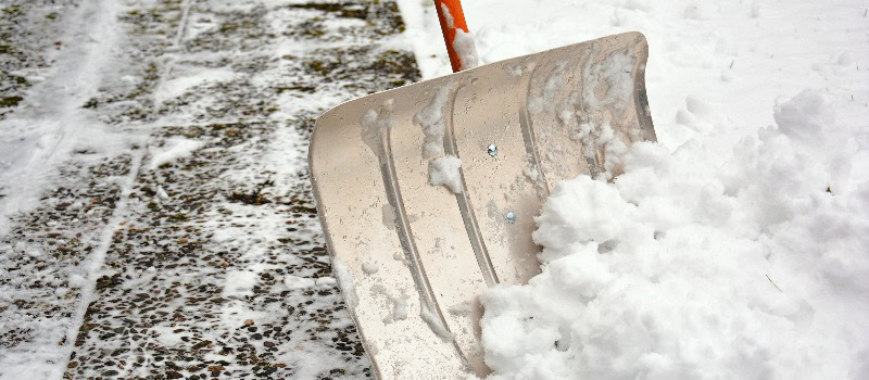 Schneeschieber im Schnee